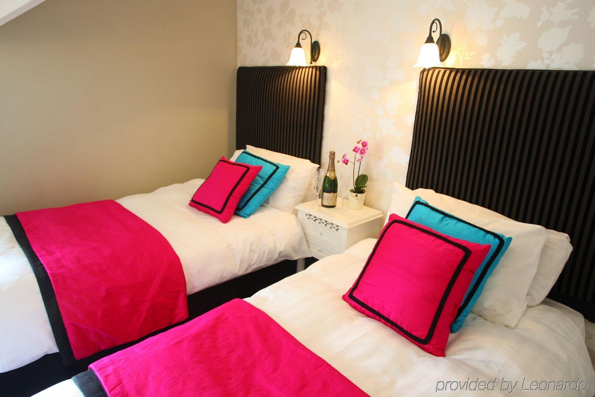 格拉夫顿精品酒店 哈罗盖特 外观 照片 A bedroom at the hotel
