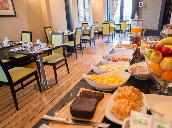 格拉夫顿精品酒店 哈罗盖特 外观 照片 Breakfast at the hotel