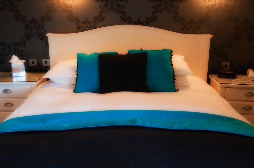 格拉夫顿精品酒店 哈罗盖特 外观 照片 A bed with cushions