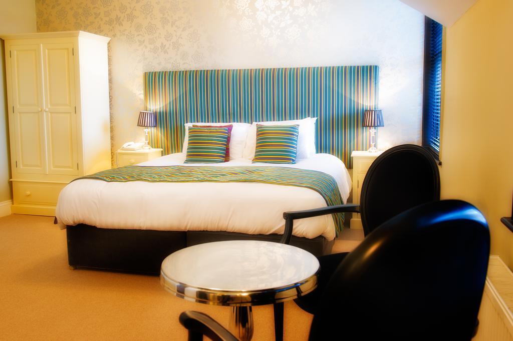 格拉夫顿精品酒店 哈罗盖特 外观 照片 A bedroom at the hotel