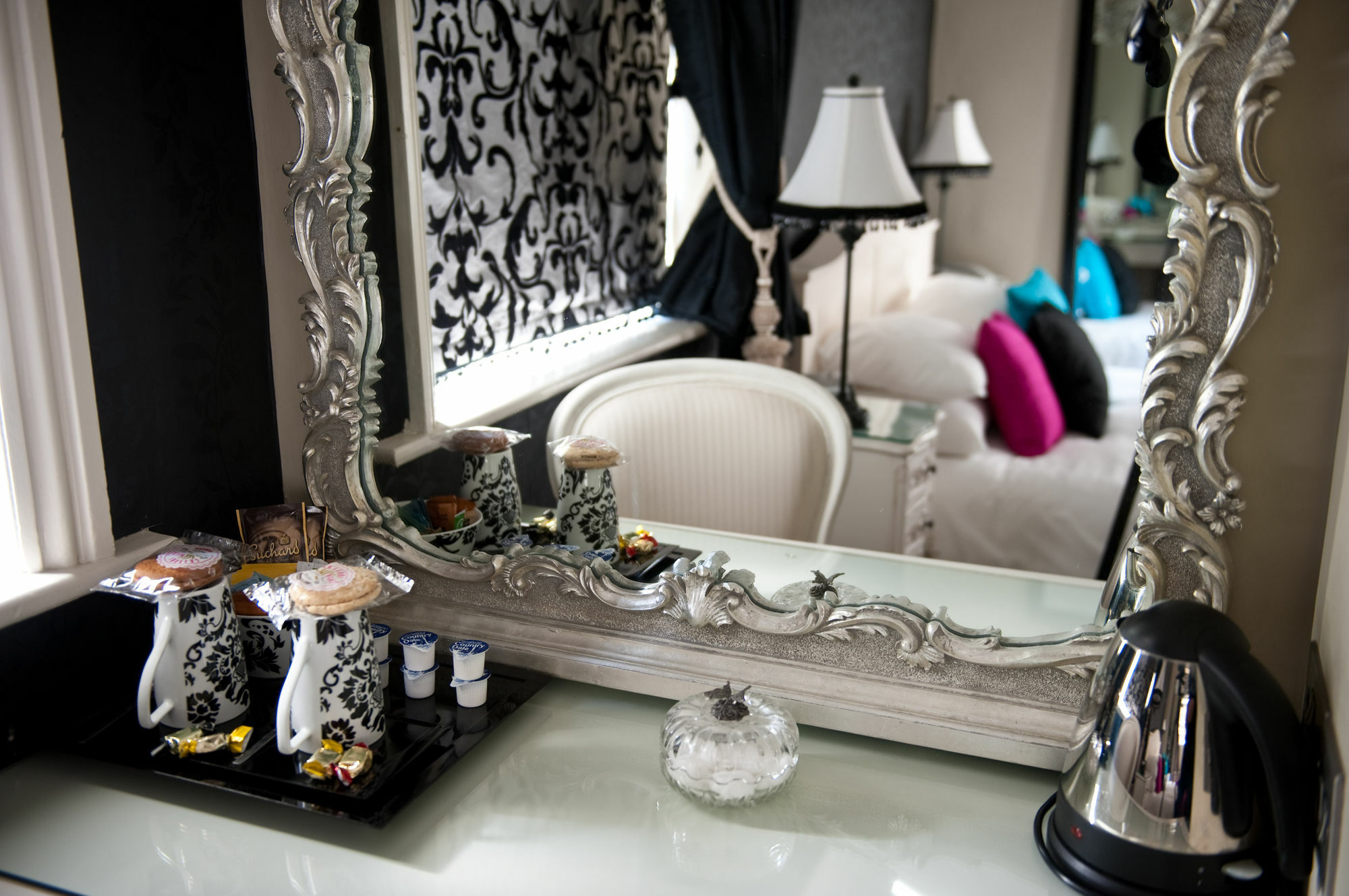 格拉夫顿精品酒店 哈罗盖特 外观 照片 A dressing table