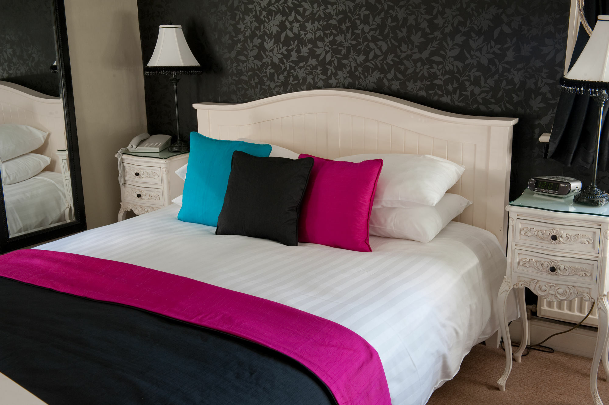 格拉夫顿精品酒店 哈罗盖特 外观 照片 A bed with a bed runner