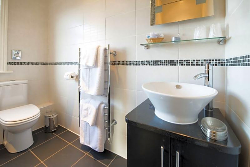 格拉夫顿精品酒店 哈罗盖特 外观 照片 A modern bathroom